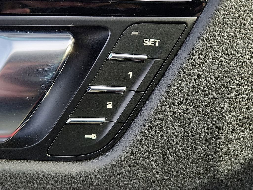 Certified 2025 Porsche Macan image 27