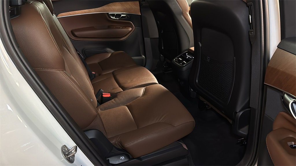 Used 2023 Volvo XC90 B6 Plus image 13