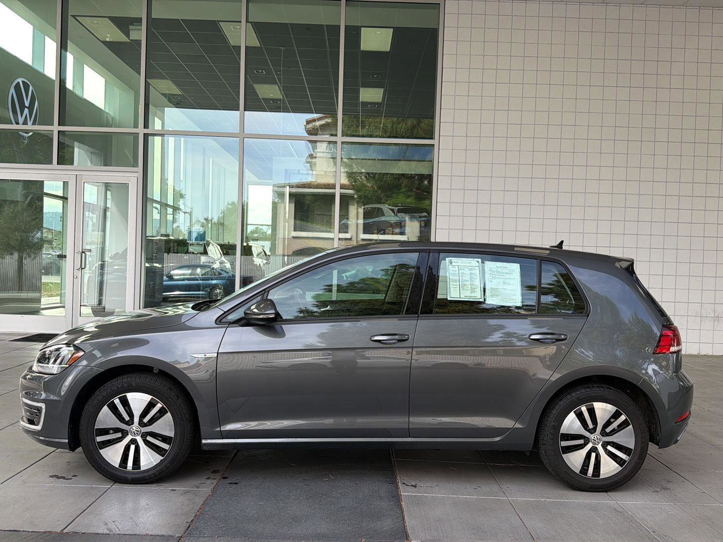 Used 2019 Volkswagen e-Golf SE w/ Driver Assistance Package image 2