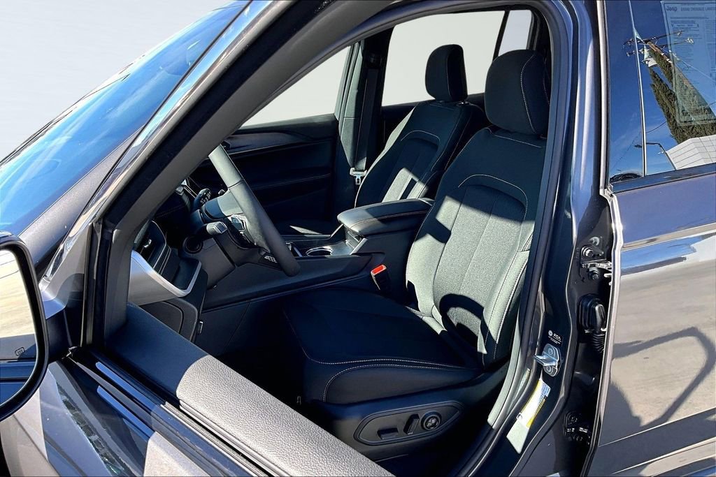 New 2026 Jeep Grand Cherokee Laredo X AWD/4WD image 3