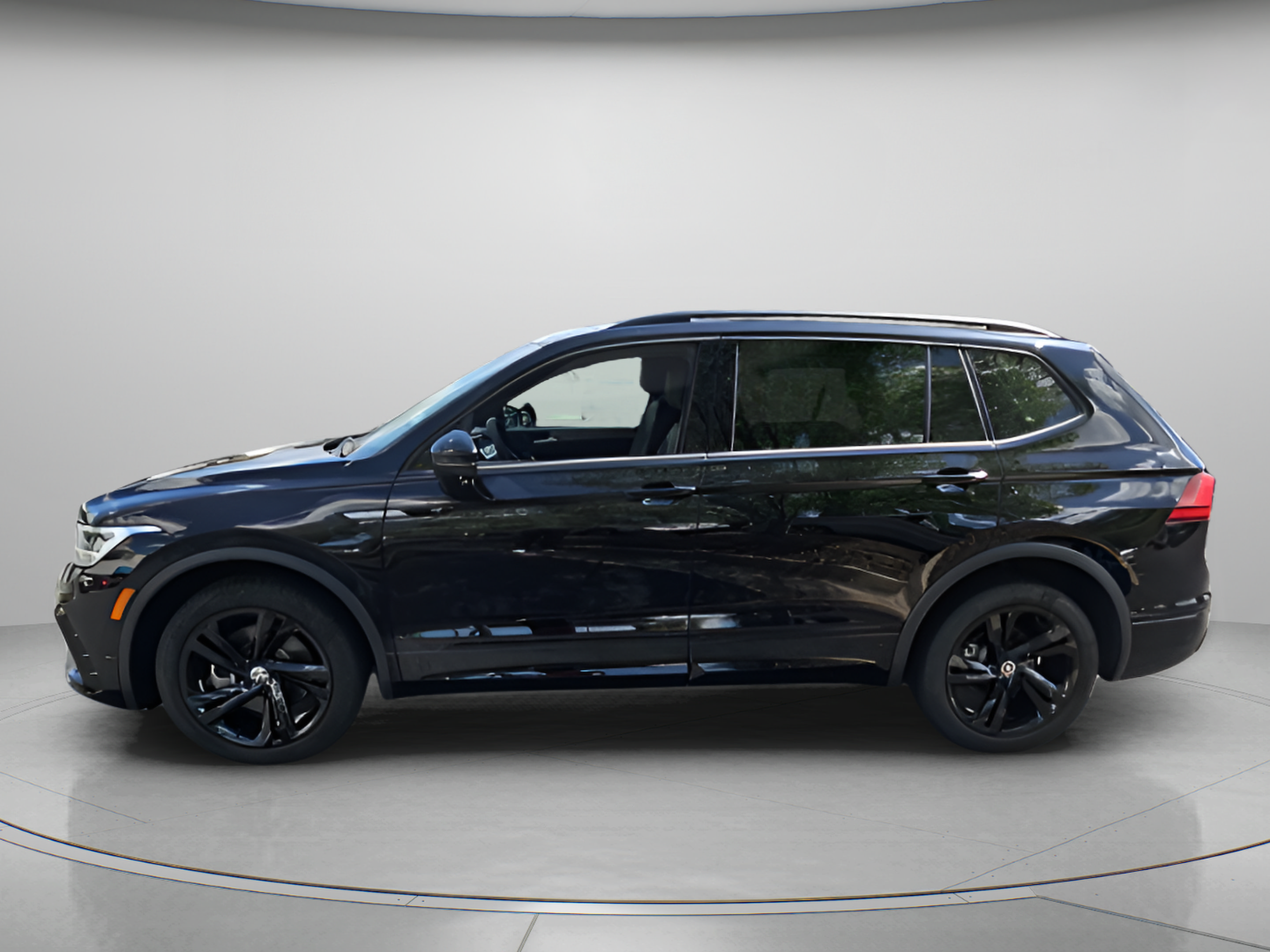 Certified 2023 Volkswagen Tiguan SE R-Line FWD image 2