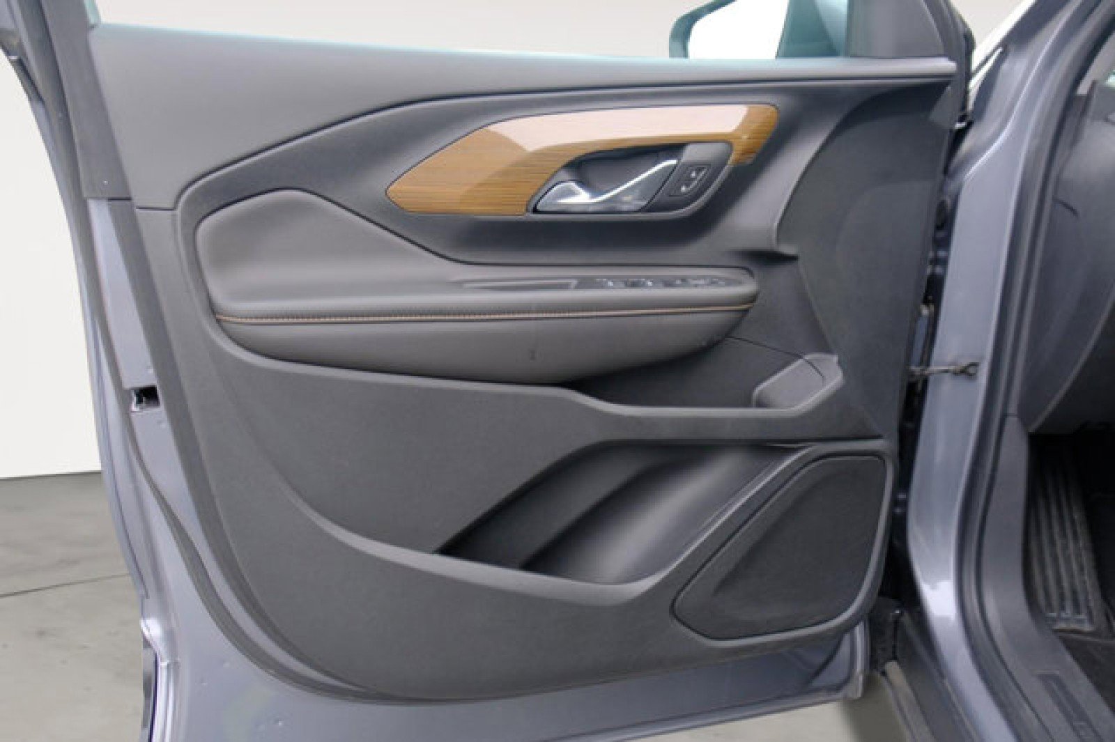 Used 2020 GMC Terrain SLE w/ Driver Convenience Package image 11