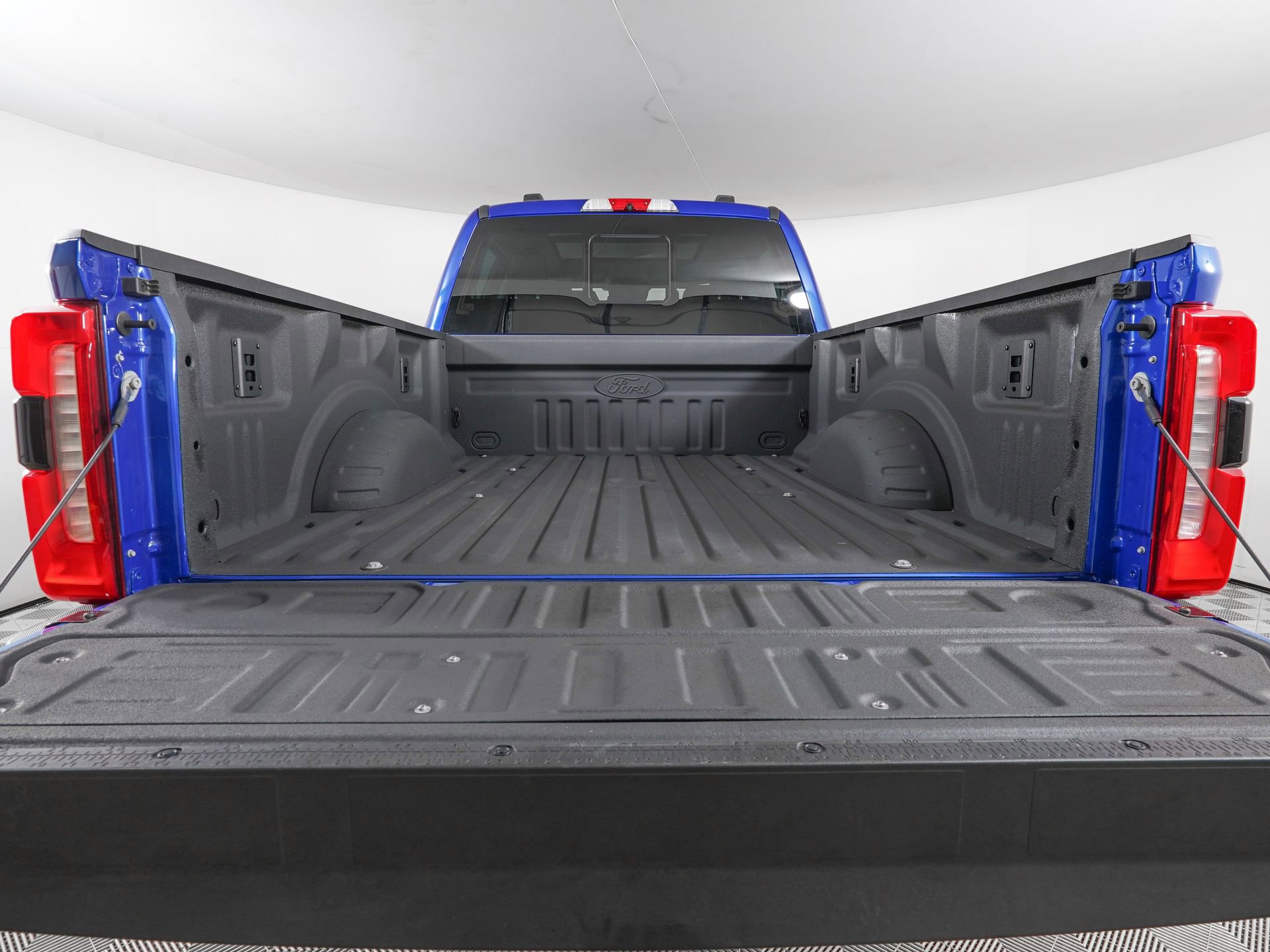 Used 2025 Ford F250 XLT w/ Black Appearance Package image 7