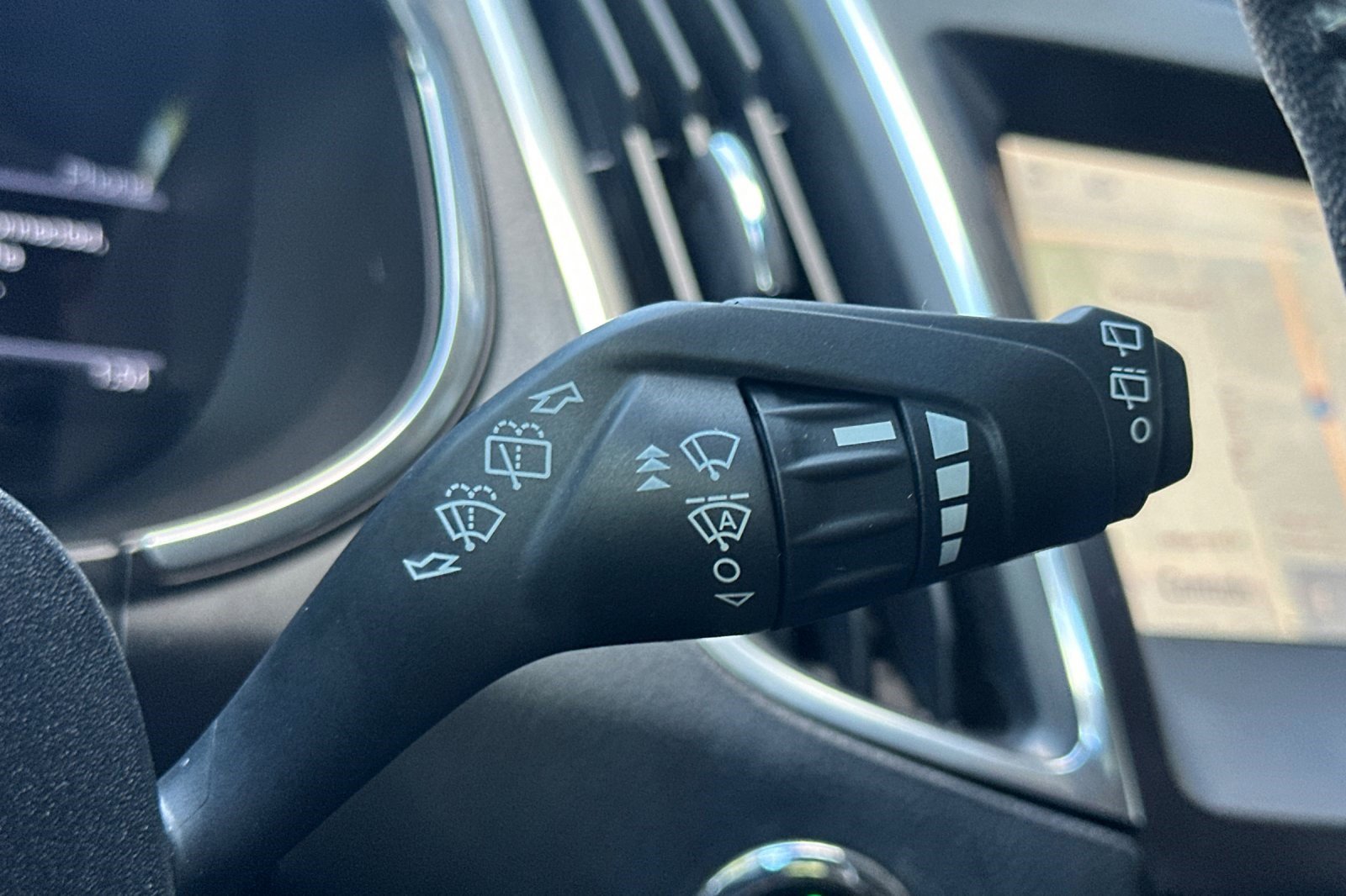 Used 2019 Ford Edge Titanium image 34