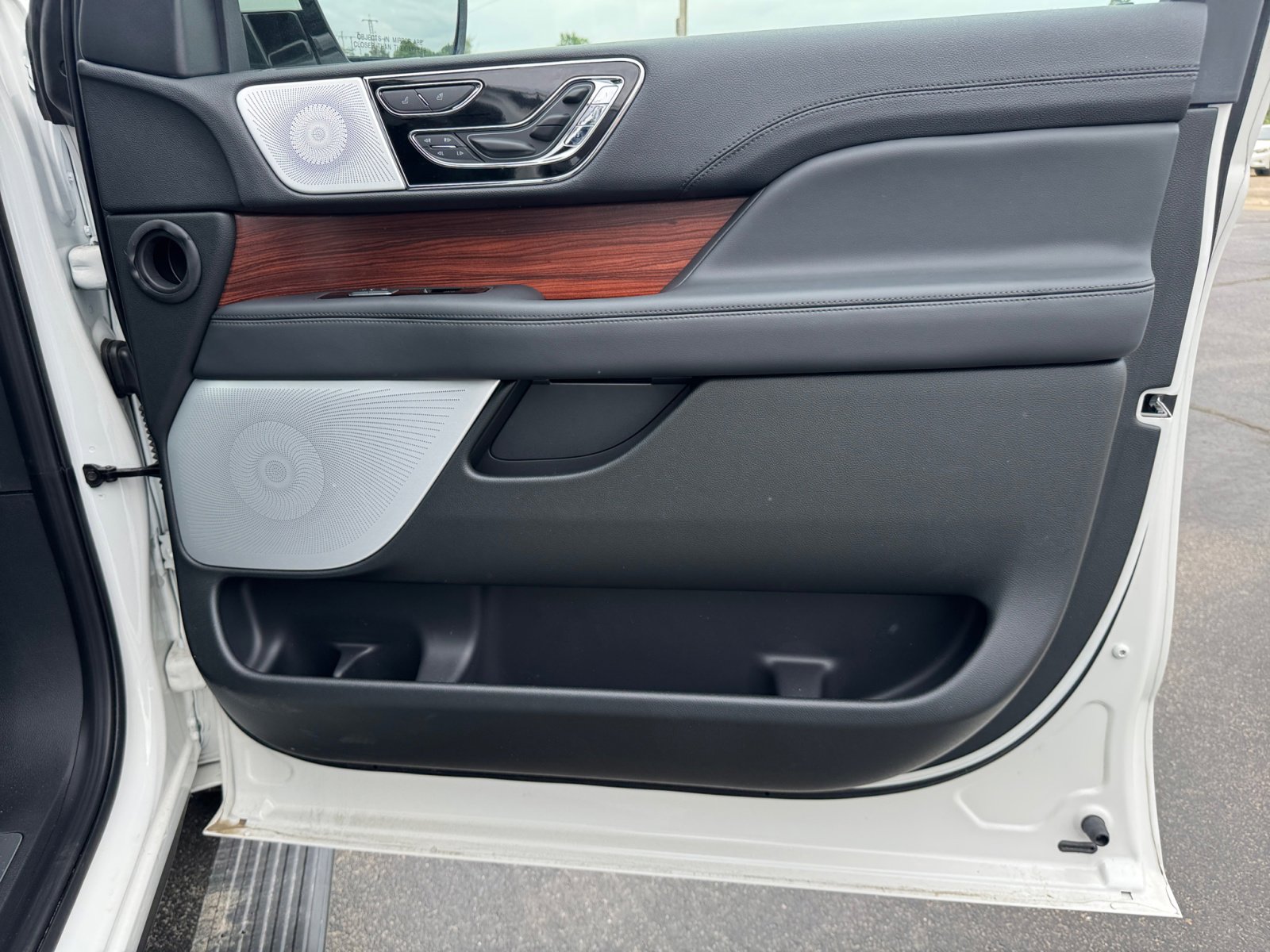New 2024 Lincoln Navigator L Reserve image 28