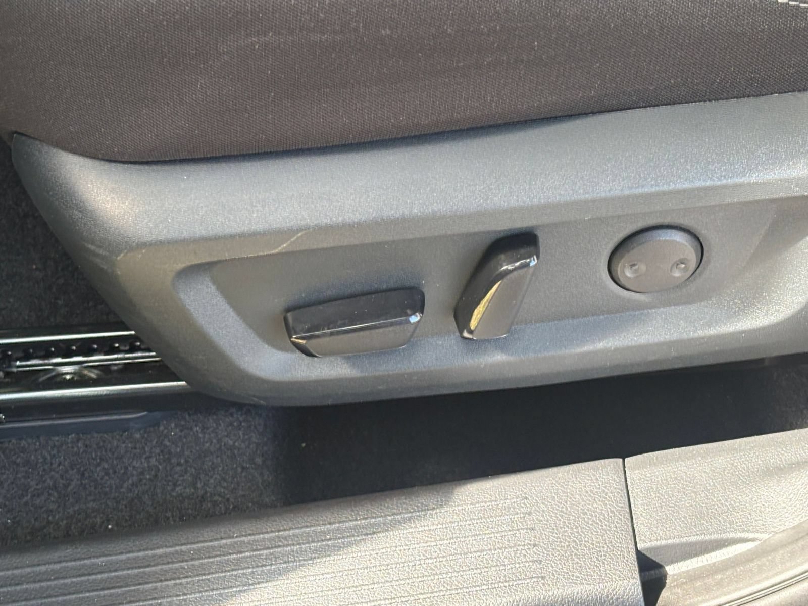 Used 2025 Nissan Rogue SV FWD image 21