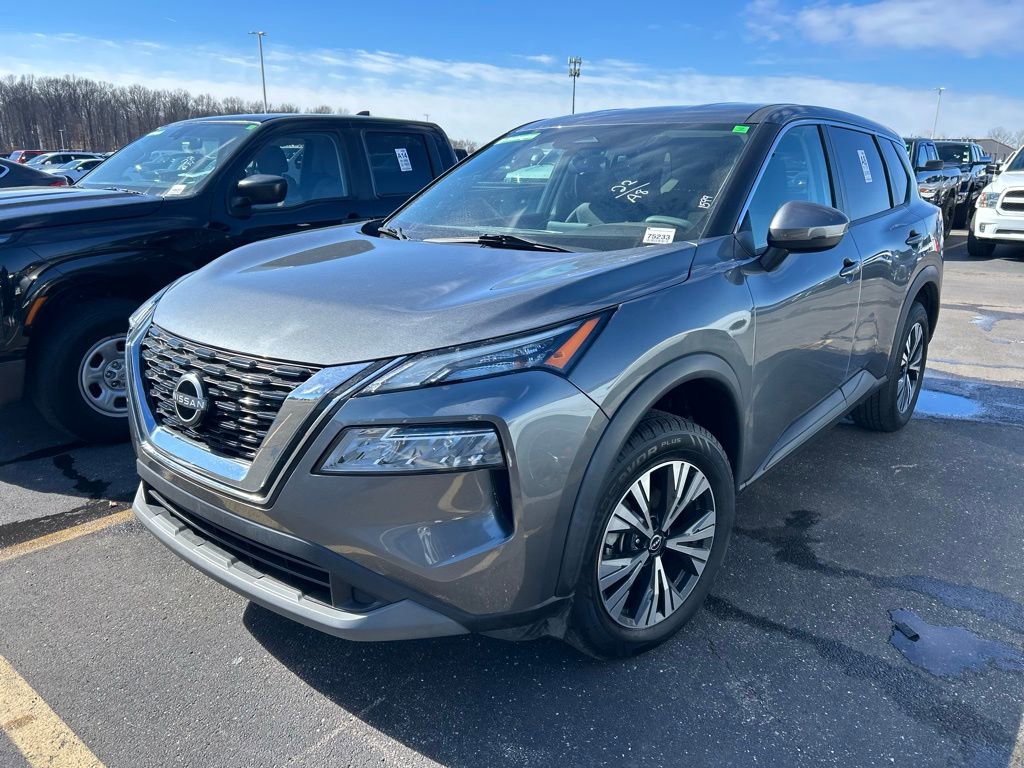 Used 2022 Nissan Rogue SV image 2