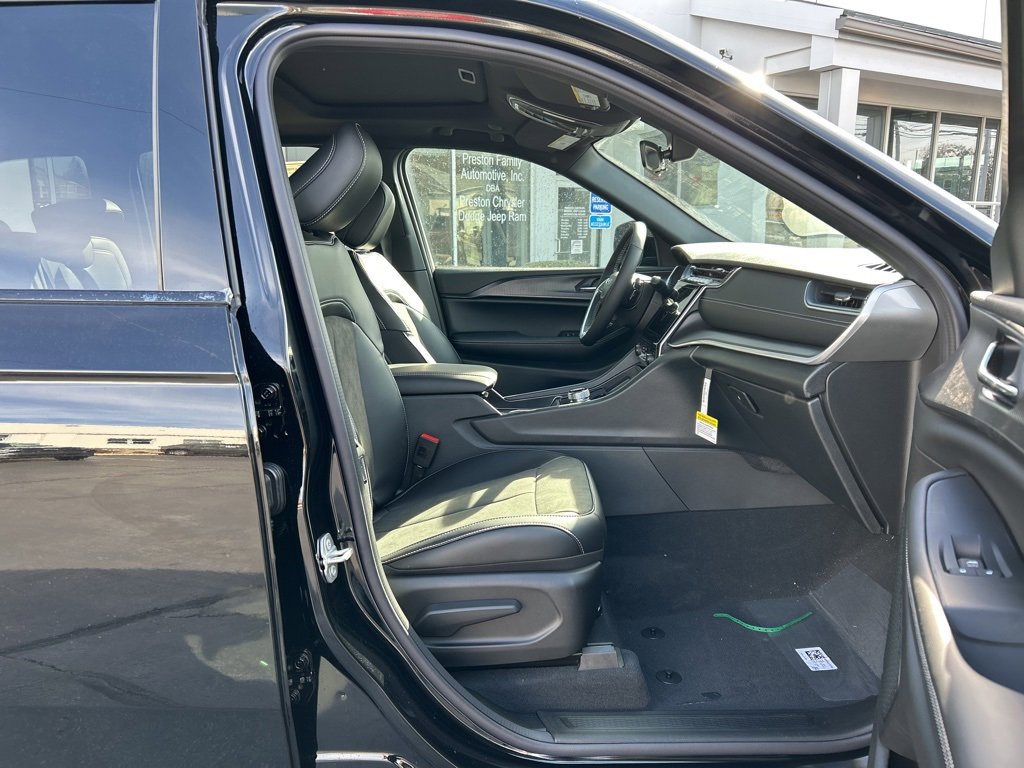 New 2025 Jeep Grand Cherokee image 8