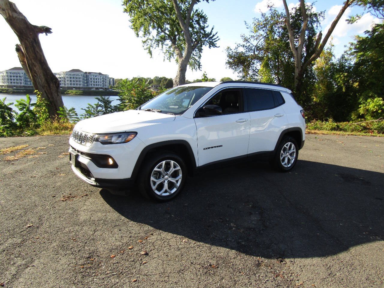 Used 2024 Jeep Compass Latitude AWD/4WD image 2