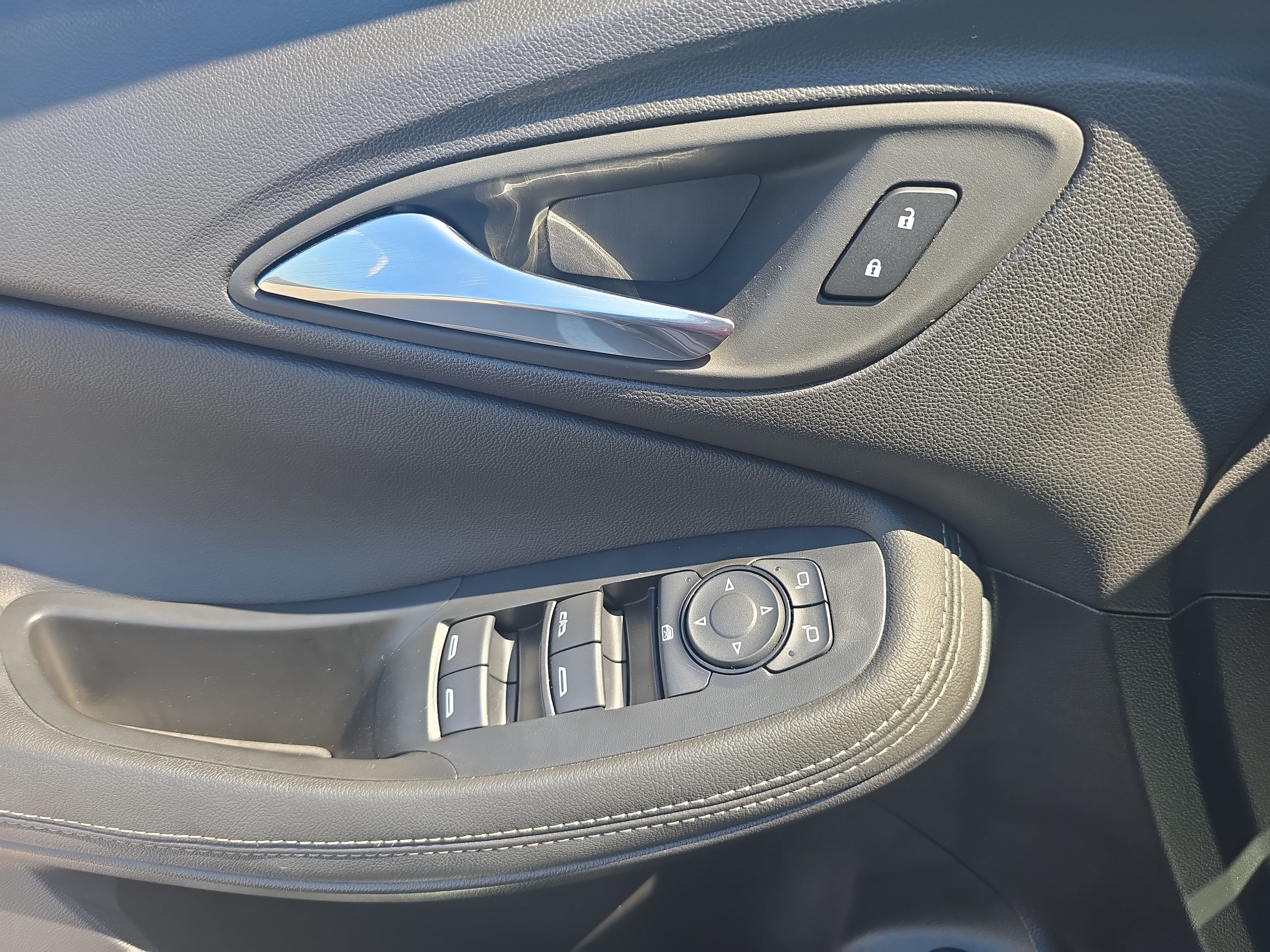 Used 2023 Buick Encore GX Select w/ Sport Touring Package FWD image 29