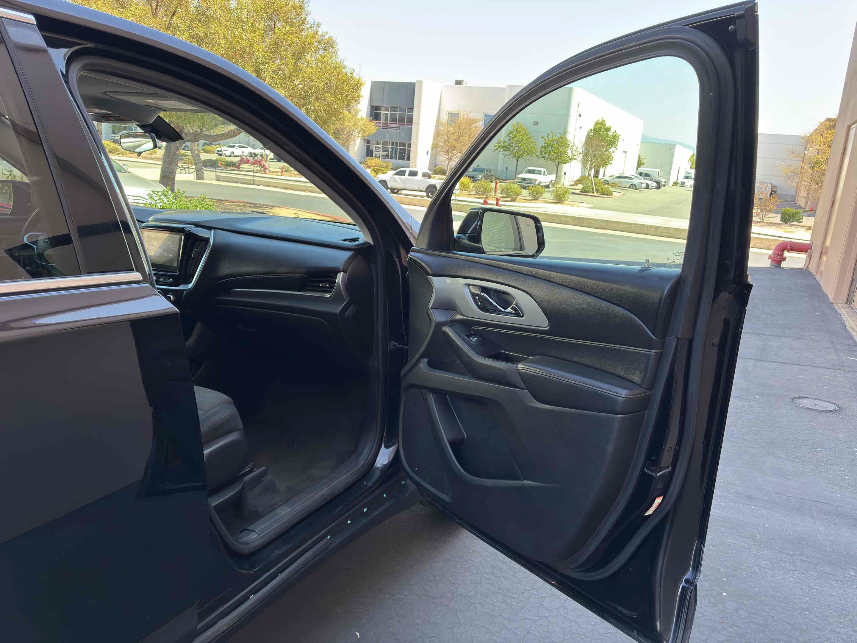 Used 2020 Chevrolet Traverse LT FWD image 38