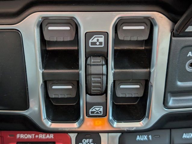 Used 2025 Jeep Gladiator Rubicon w/ Convenience Group AWD/4WD image 18