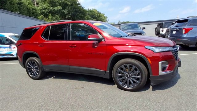 Used 2023 Chevrolet Traverse RS image 2