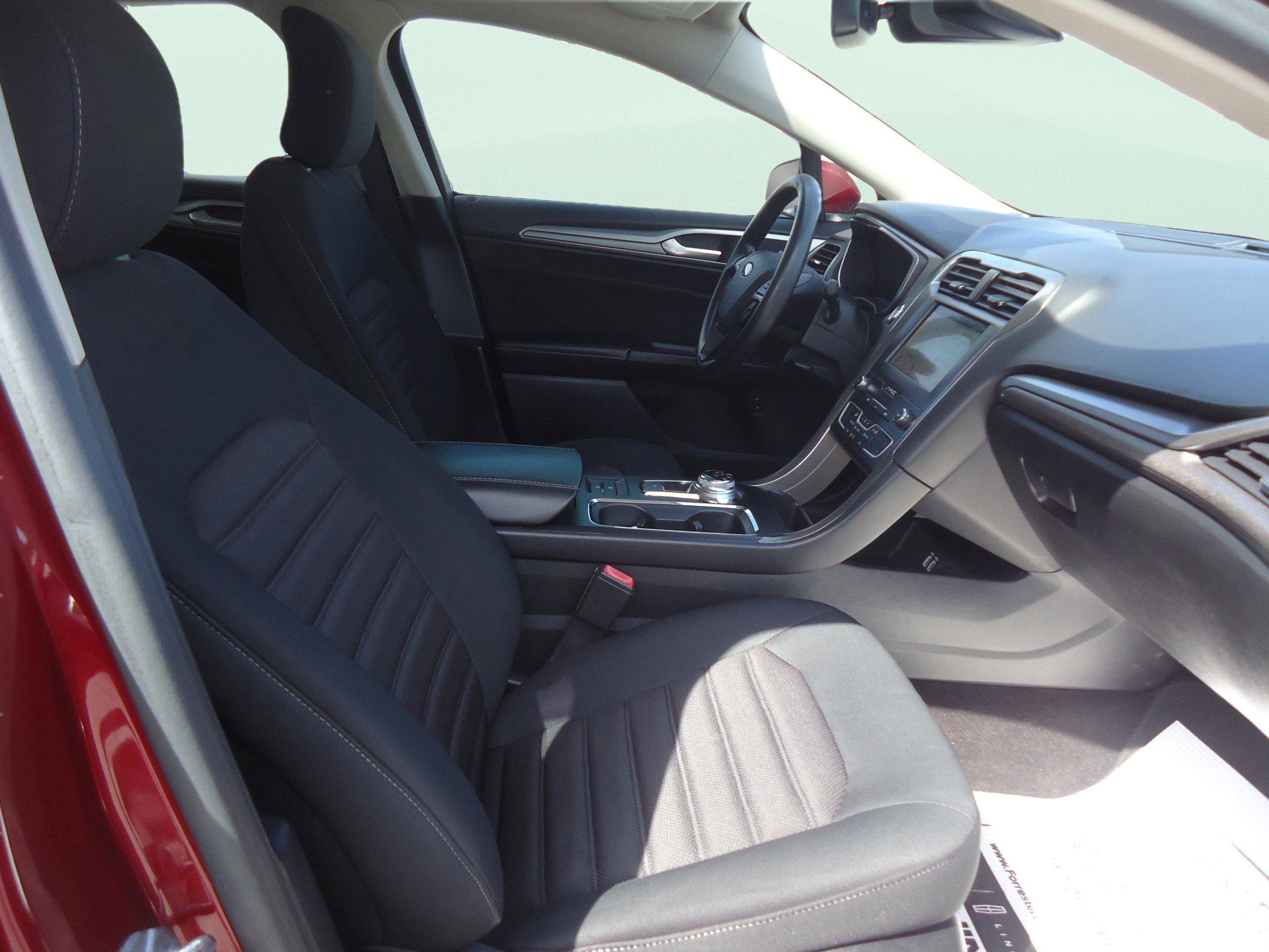 Used 2019 Ford Fusion SE FWD image 26