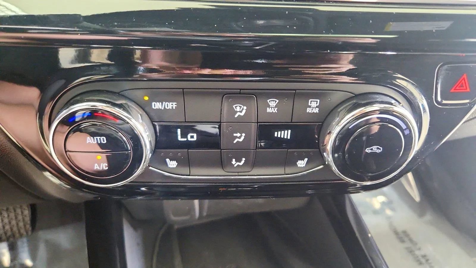 Used 2024 Chevrolet Trax RS w/ Sunroof Package FWD image 23