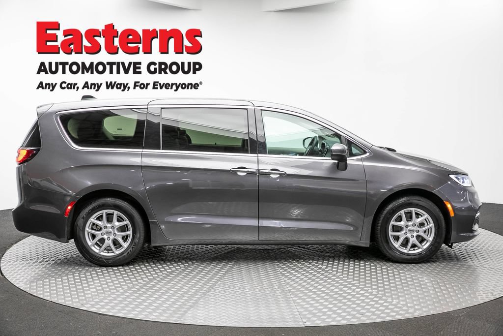 Used 2023 Chrysler Pacifica Touring-L FWD image 4
