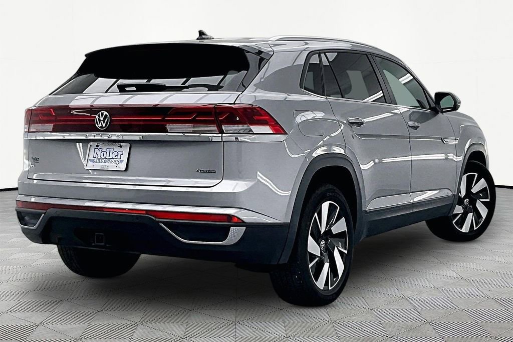 Used 2025 Volkswagen Atlas Cross Sport SE AWD/4WD image 2