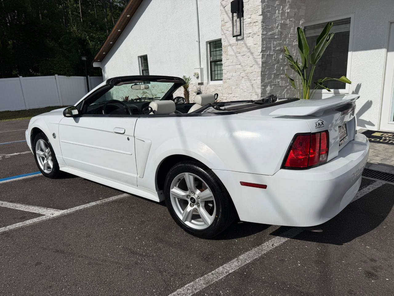 Used 2004 Ford Mustang Convertible RWD image 10