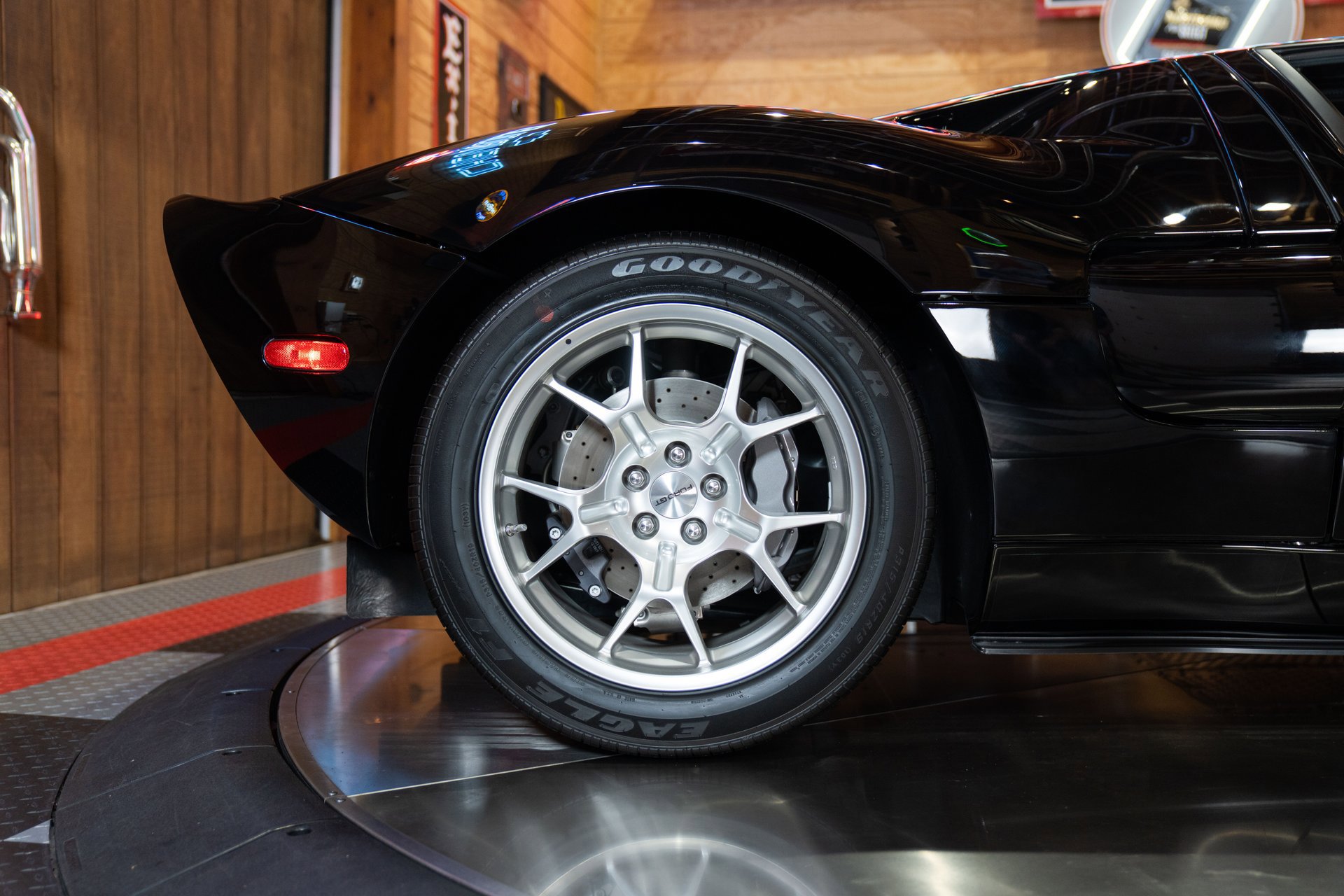 Used 2006 Ford GT image 32