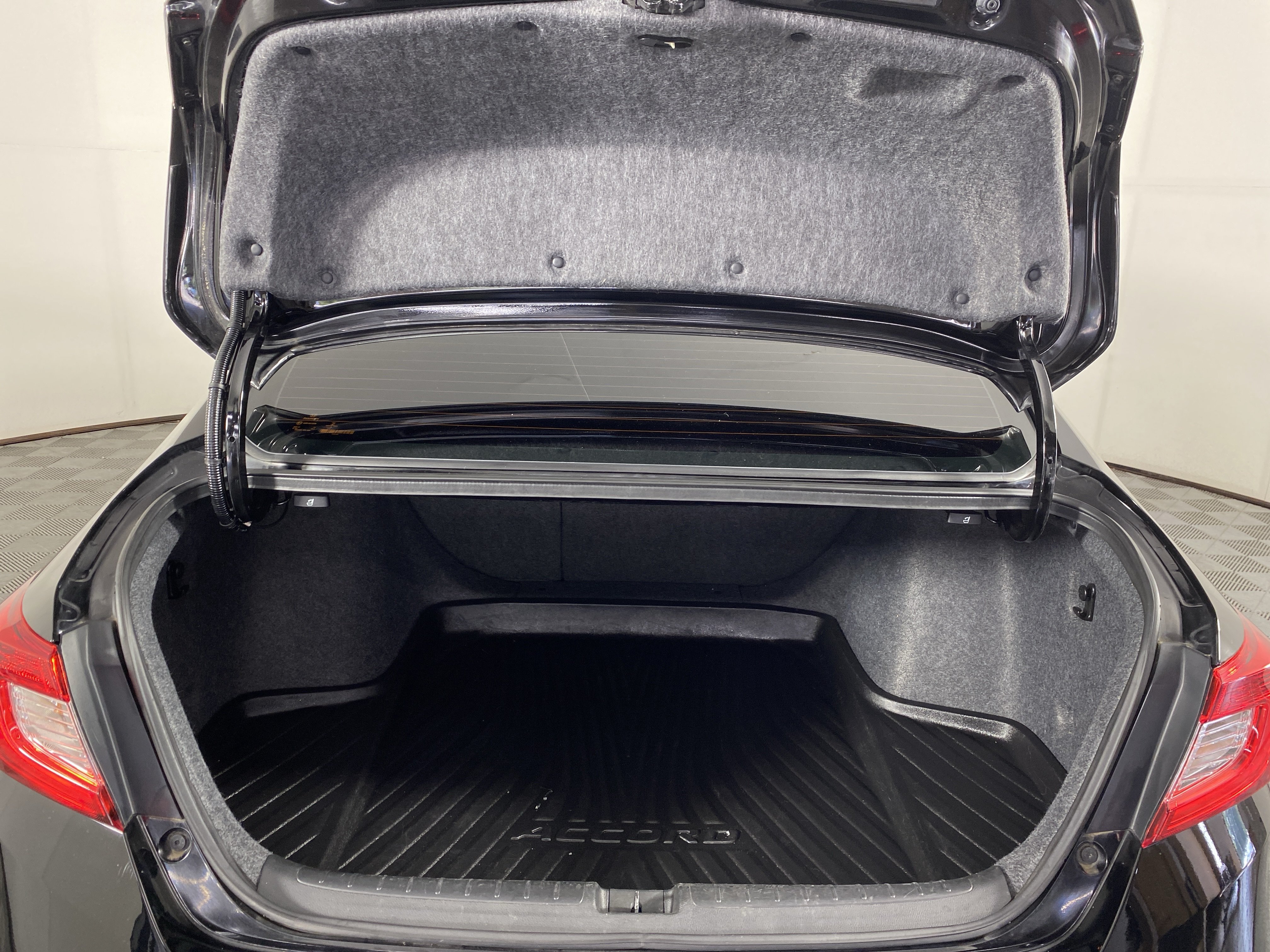 Used 2018 Honda Accord Touring image 34