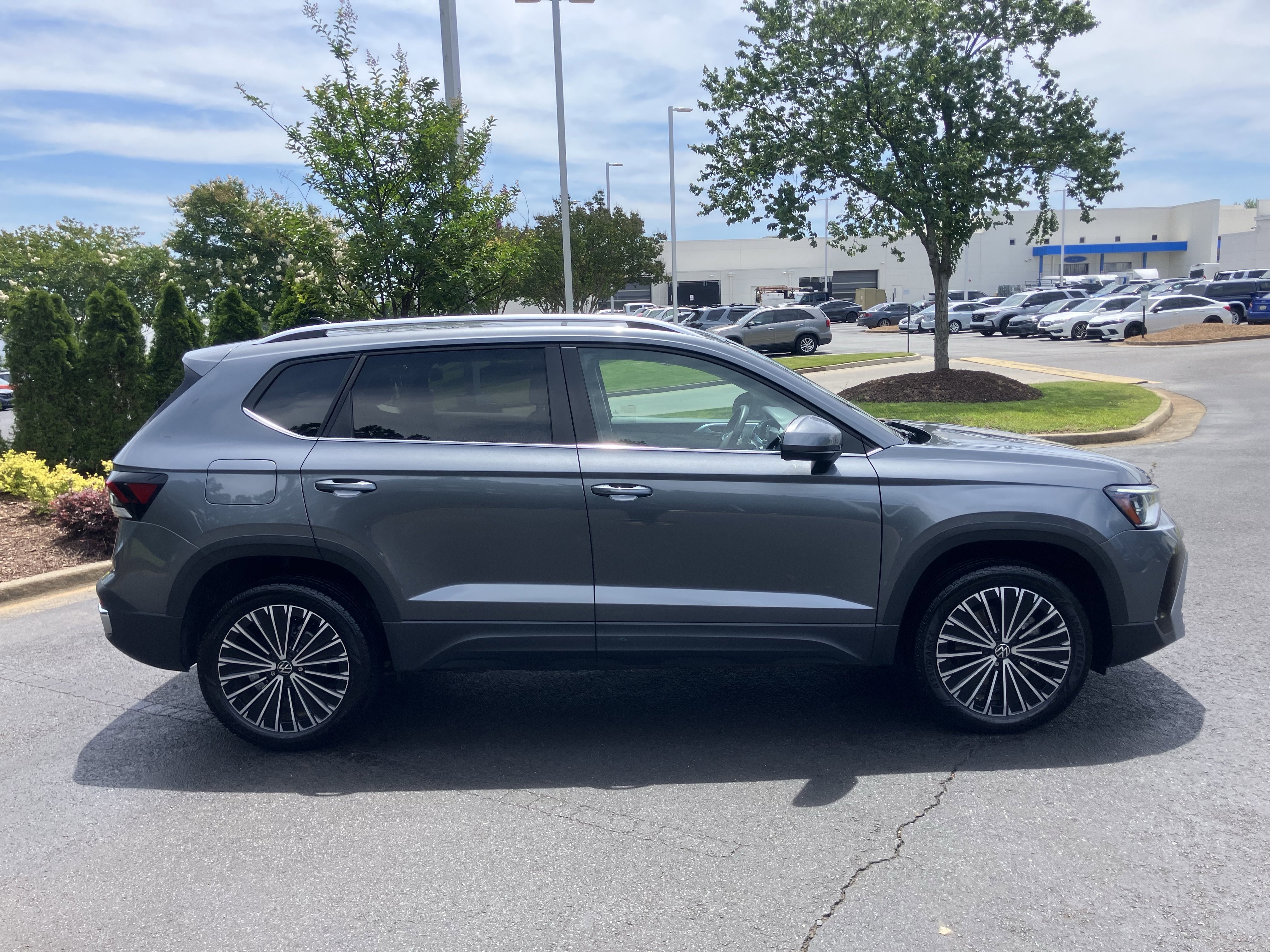Used 2025 Volkswagen Taos SE FWD image 11