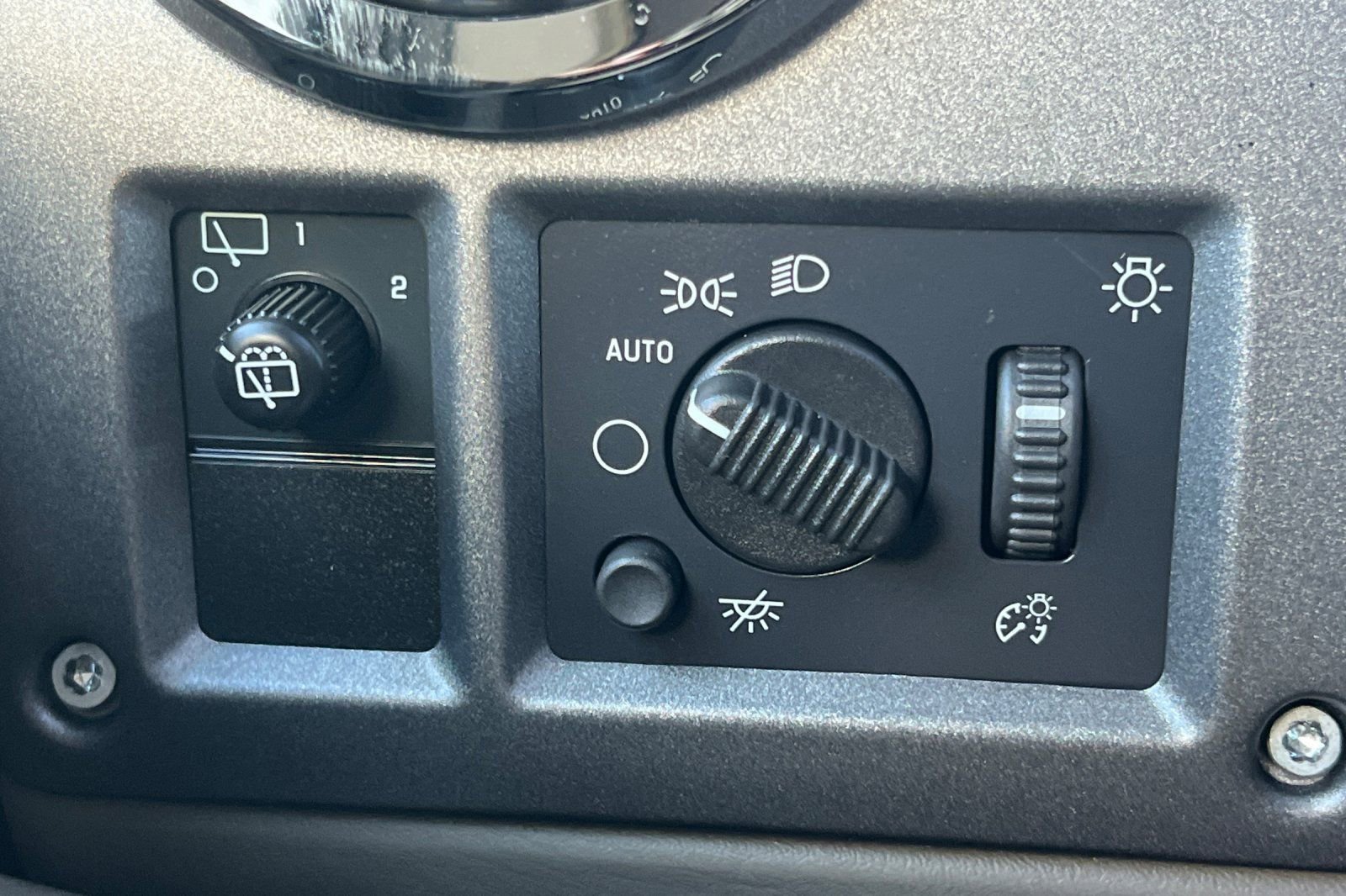 Used 2004 HUMMER H2 w/ Preferred Equipment Group image 25