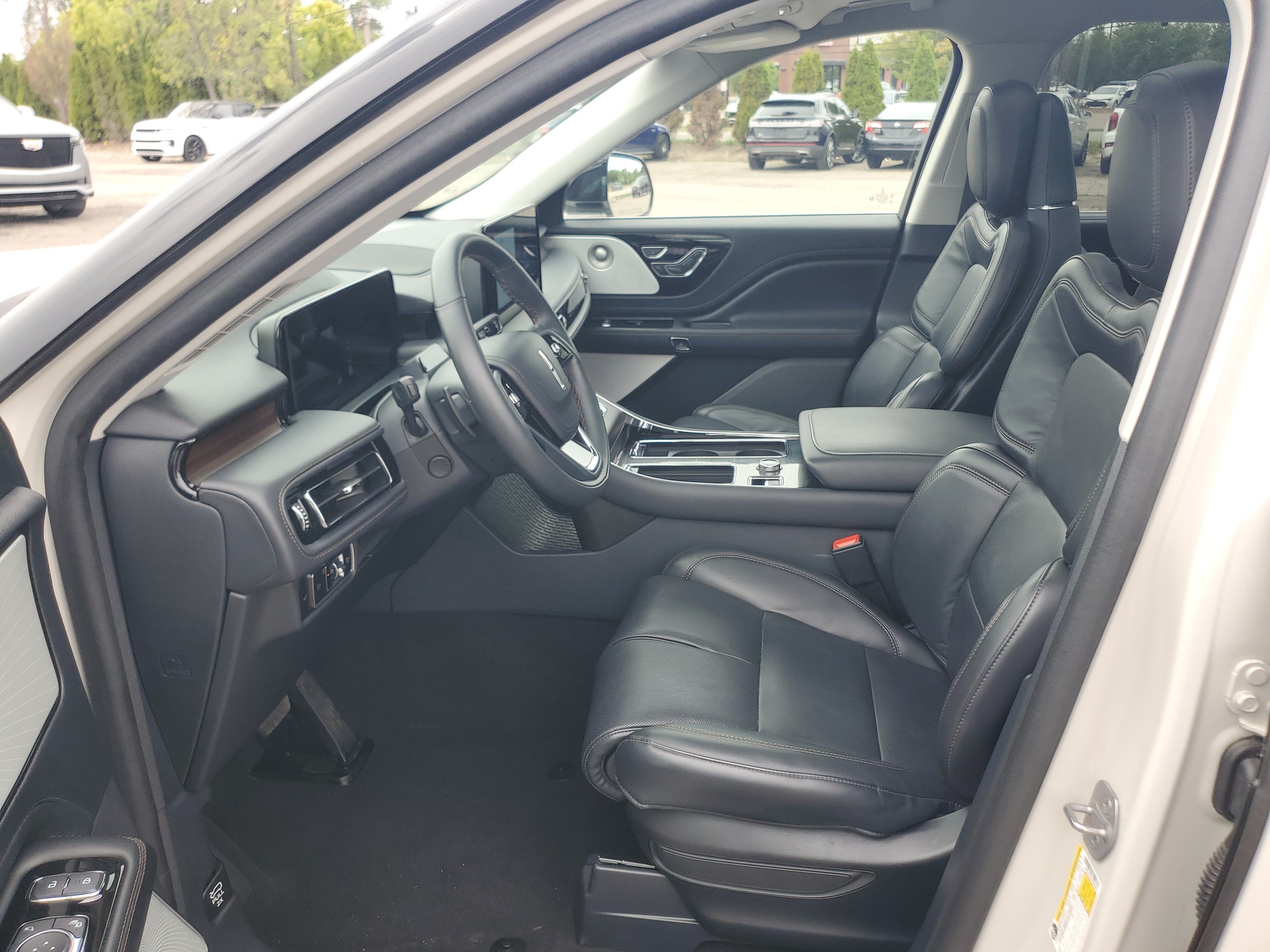 Used 2025 Lincoln Aviator Reserve w/ Equipment Group 201A AWD/4WD image 12