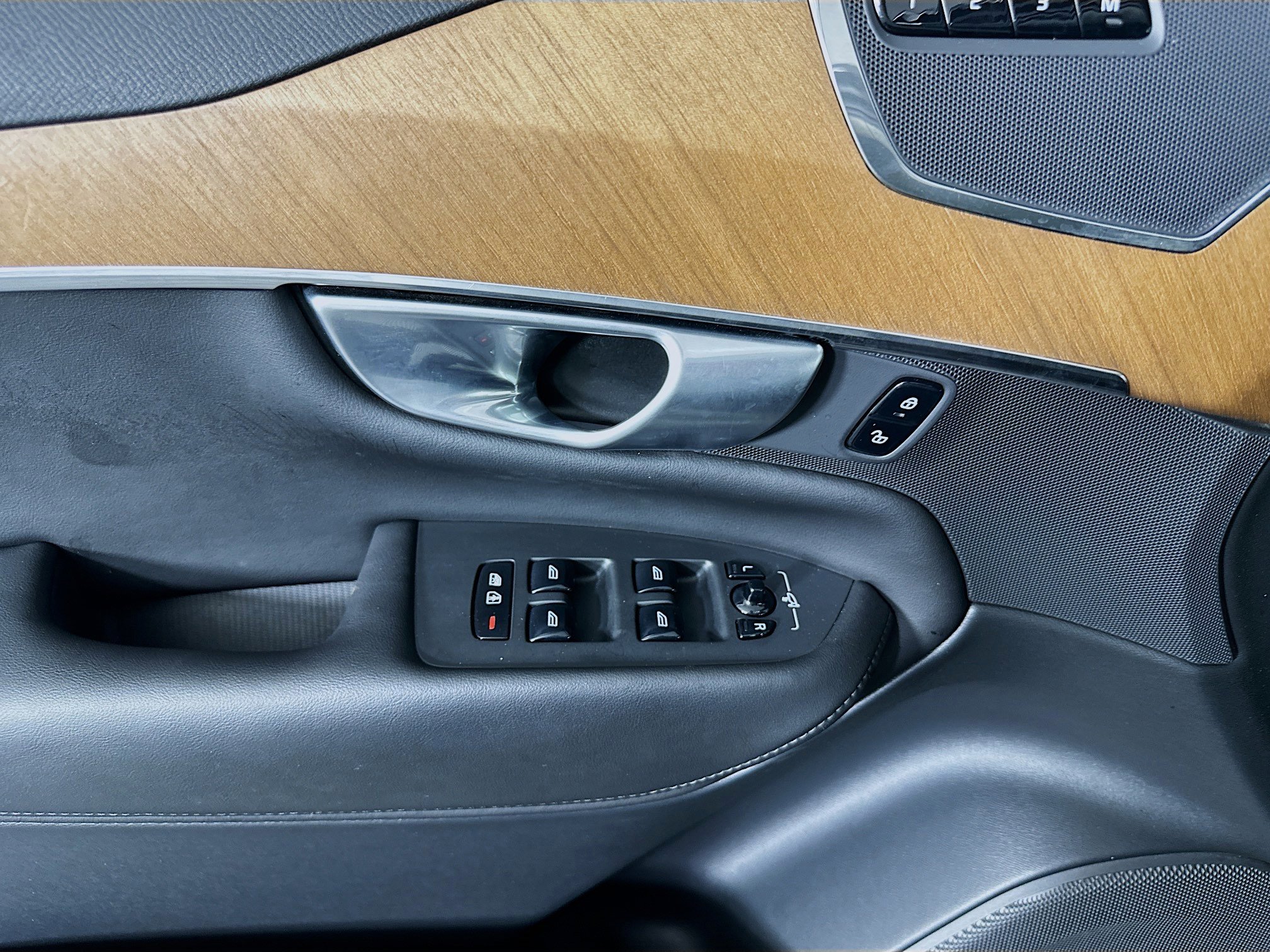 Used 2024 Volvo XC90 B6 Plus image 15