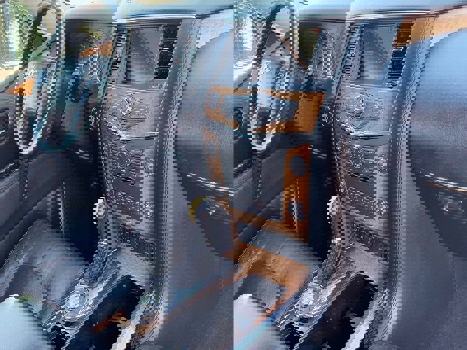 Used 2011 INFINITI QX56 Base w/ Theater Pkg image 9