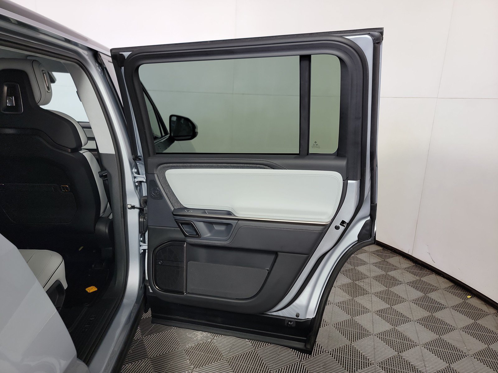 Used 2023 Rivian R1S Adventure AWD/4WD image 19