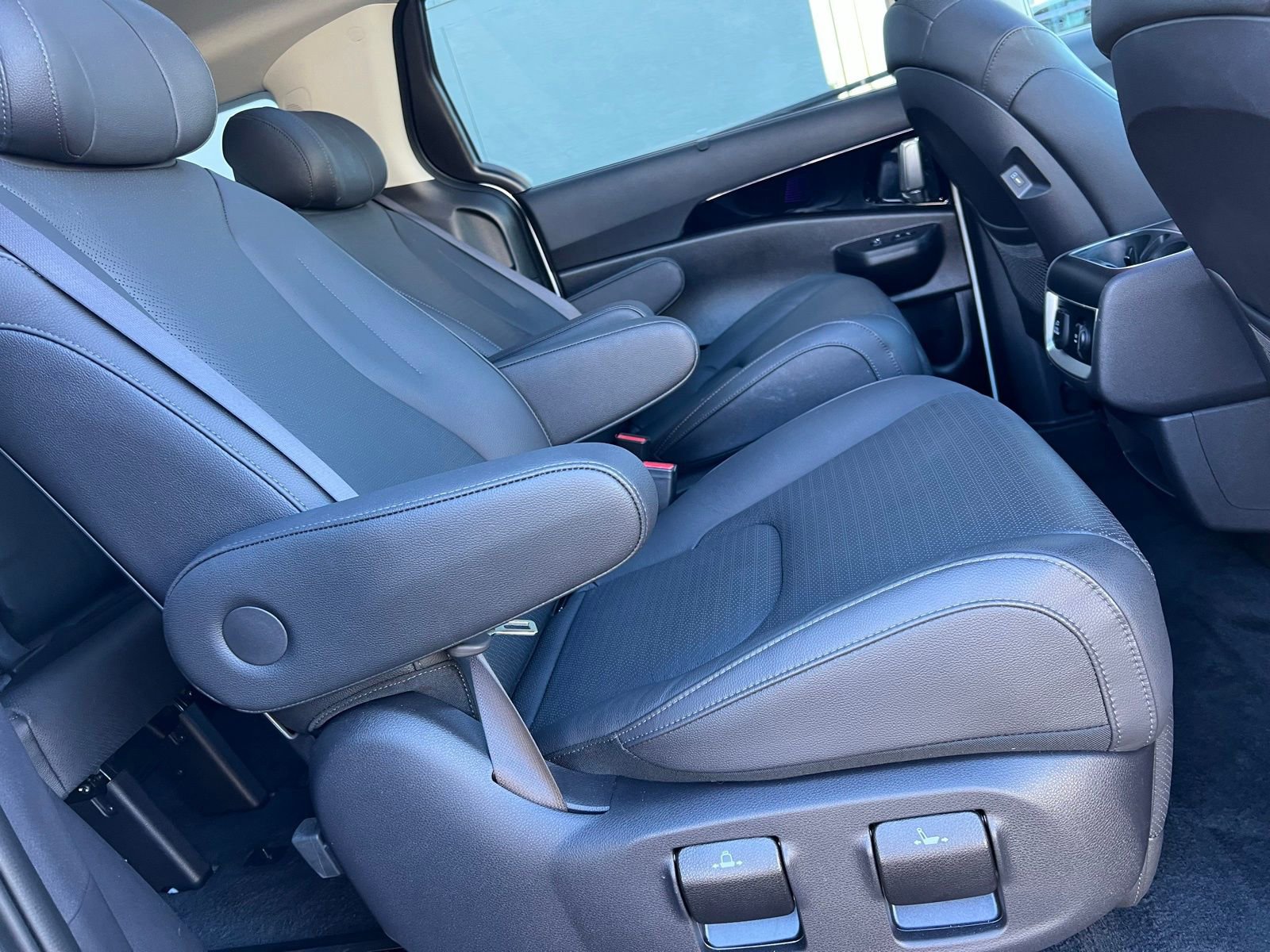 Used 2025 Kia Carnival SX Prestige image 52