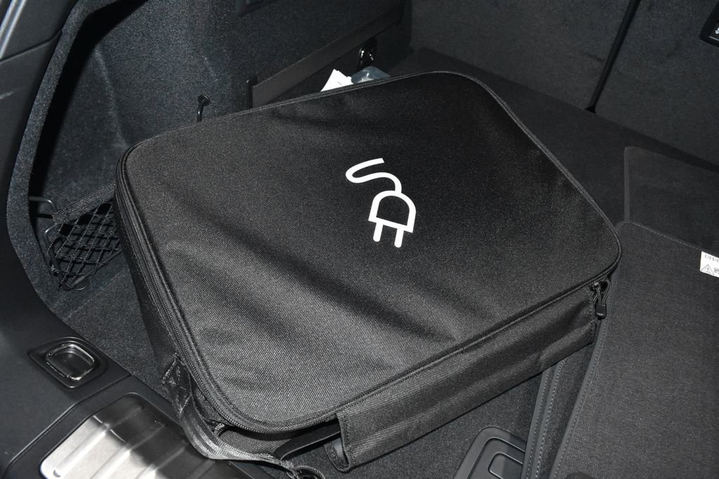 Certified 2025 Porsche Macan Electric image 29