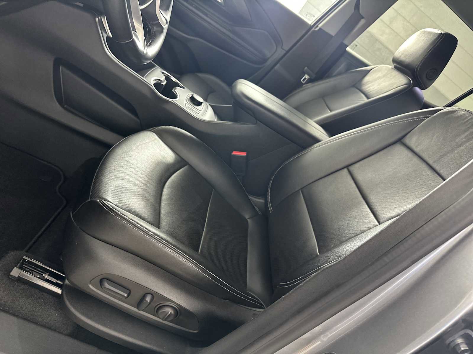 Used 2024 GMC Terrain SLT AWD/4WD image 11