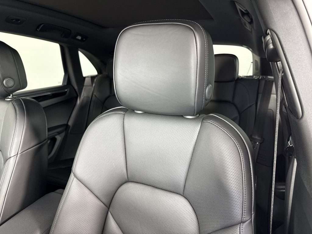 Certified 2025 Porsche Macan AWD/4WD image 41