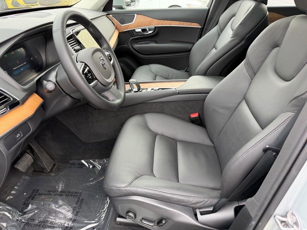 Certified 2025 Volvo XC90 B6 Plus image 3