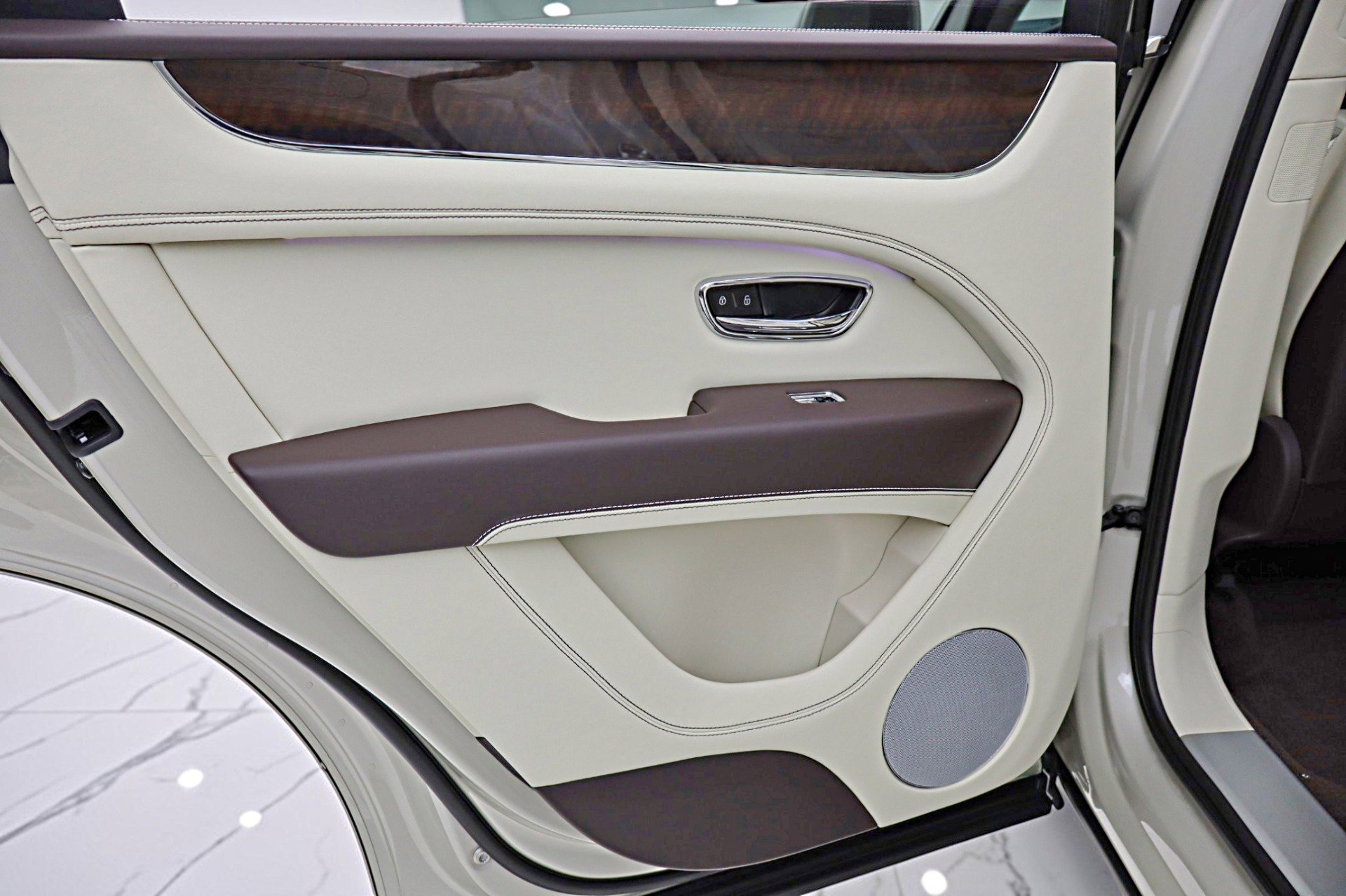 Used 2024 Bentley Bentayga Plug-In Hybrid image 50