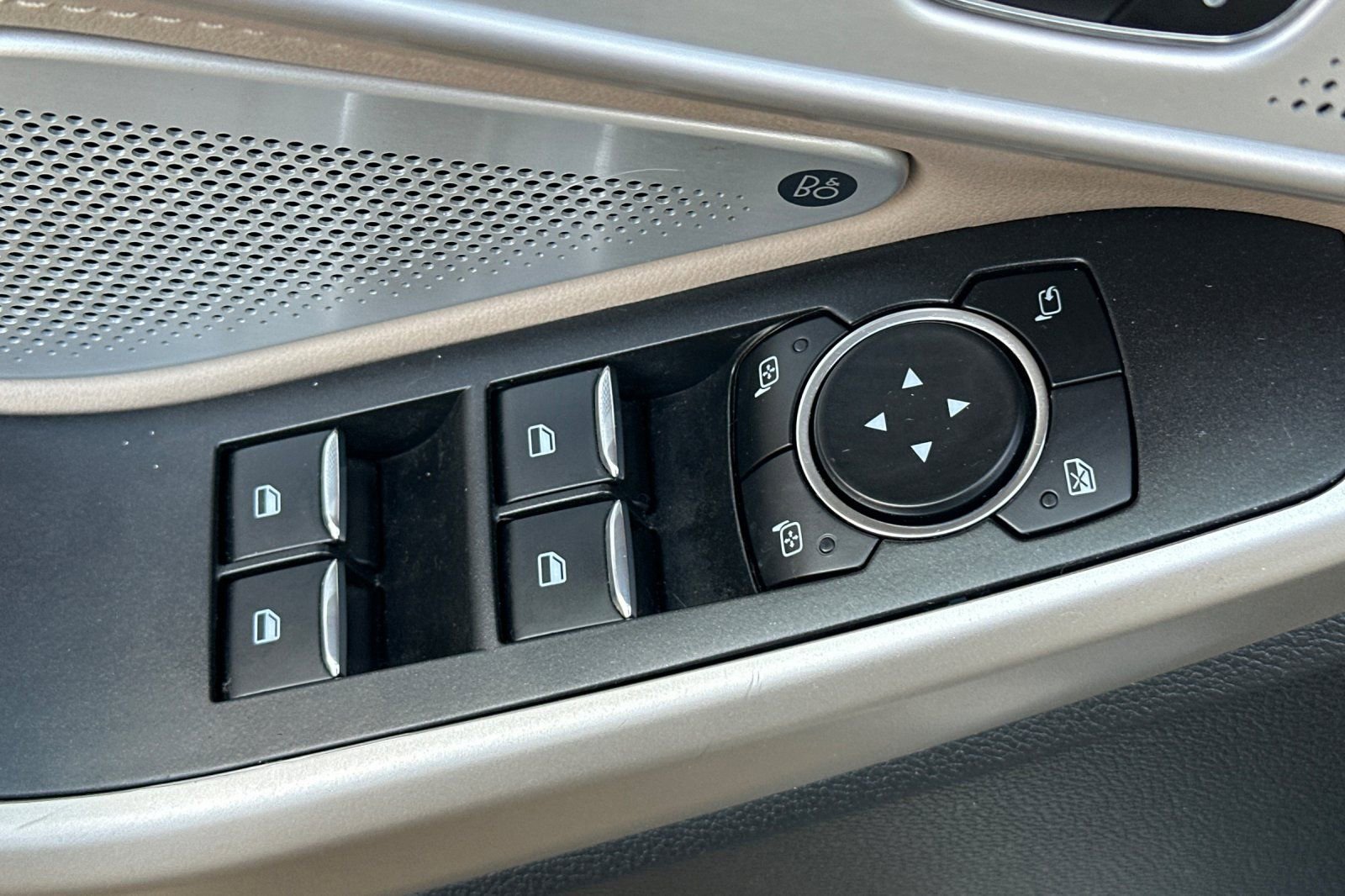 Used 2023 Ford Explorer Limited w/ Limited Technology Package image 11