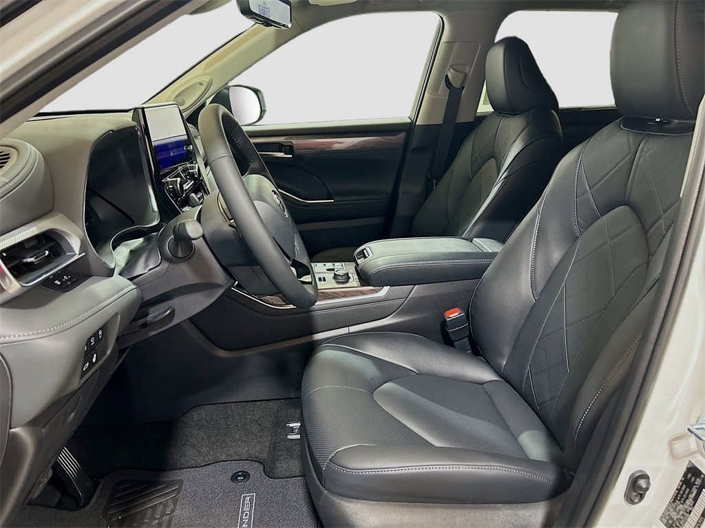 New 2025 Toyota Highlander Platinum image 18