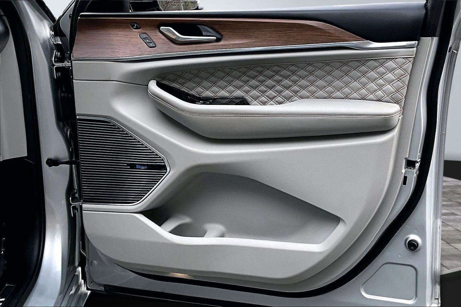 Used 2022 Jeep Grand Cherokee L Summit w/ Advanced Protech Group IV image 25