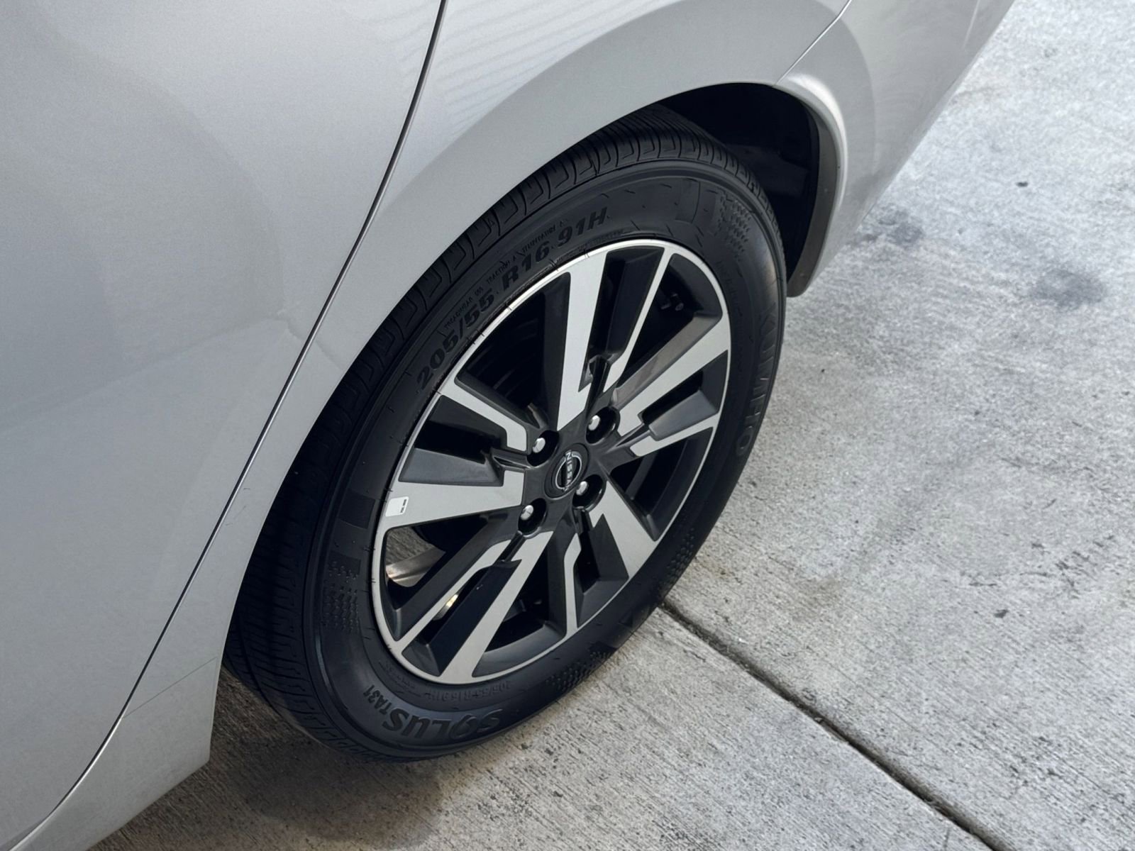 Used 2025 Nissan Versa SV image 29