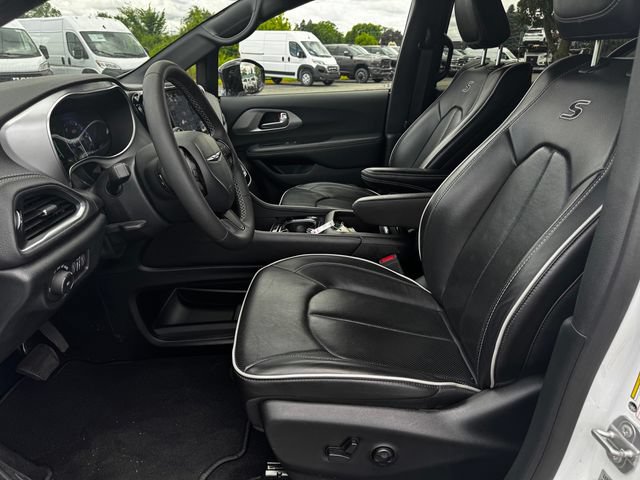 Certified 2025 Chrysler Pacifica Limited FWD image 22