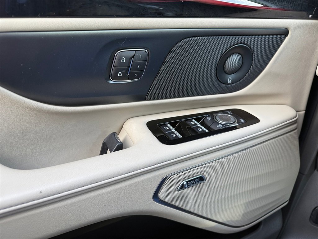 Used 2025 Lincoln Nautilus Reserve image 17