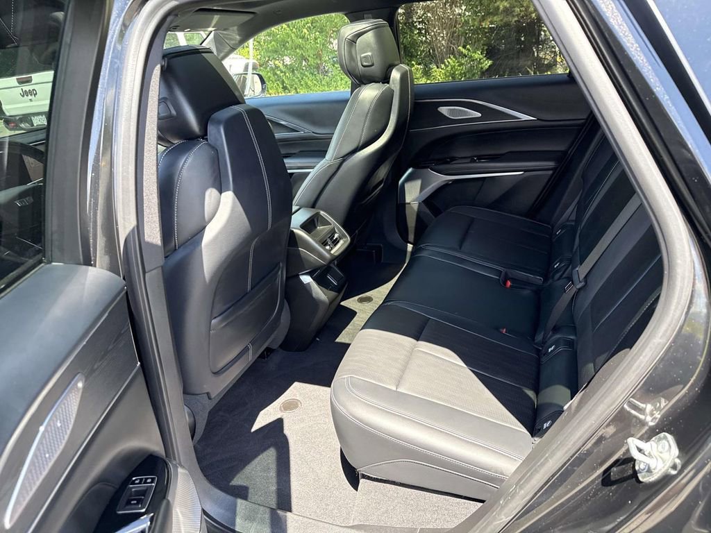 Certified 2024 Cadillac Lyriq Sport AWD/4WD image 10