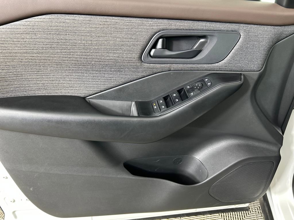 Used 2023 Nissan Rogue S image 10