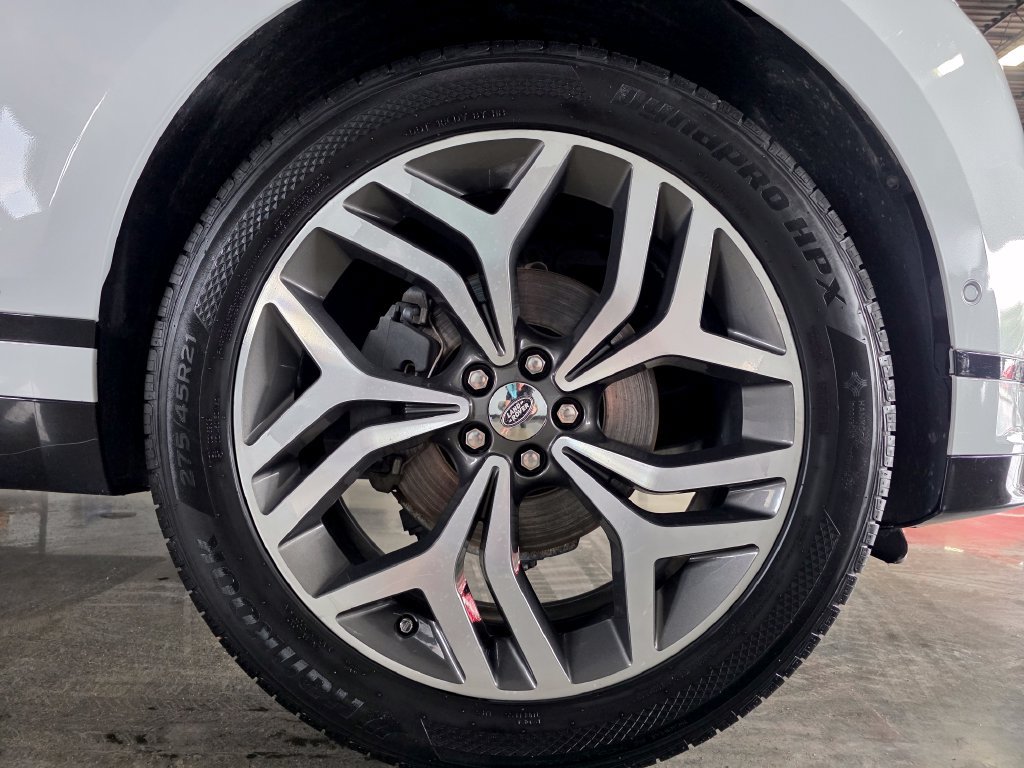 Used 2019 Land Rover Range Rover Velar R-Dynamic SE AWD/4WD image 27