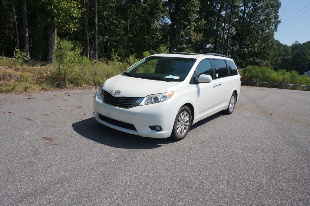 Used 2015 Toyota Sienna XLE Premium FWD image 29