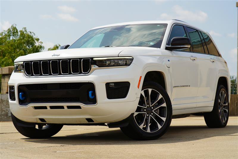 Used 2023 Jeep Grand Cherokee Overland AWD/4WD image 2