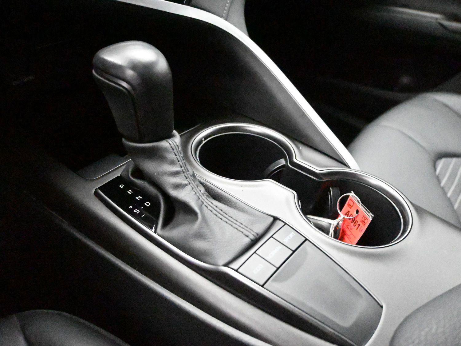 Used 2024 Toyota Camry SE image 5