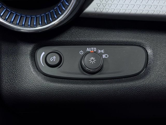 Used 2025 Chevrolet Trax LT w/ LT Convenience Package FWD image 30