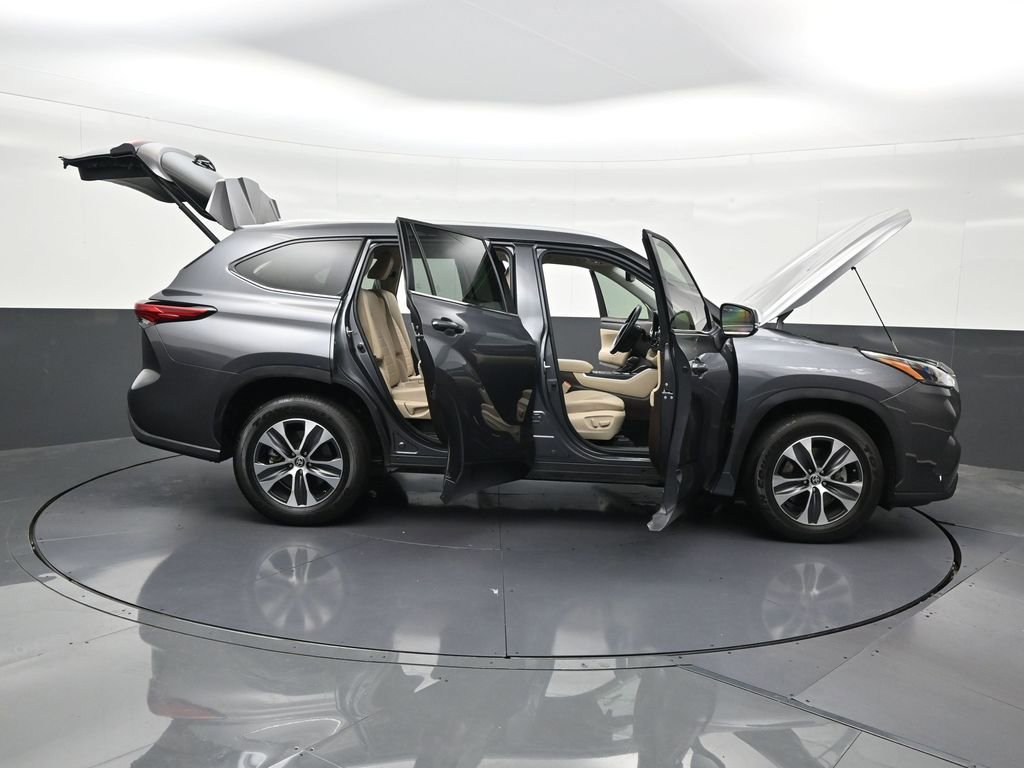 Used 2022 Toyota Highlander XLE FWD image 33